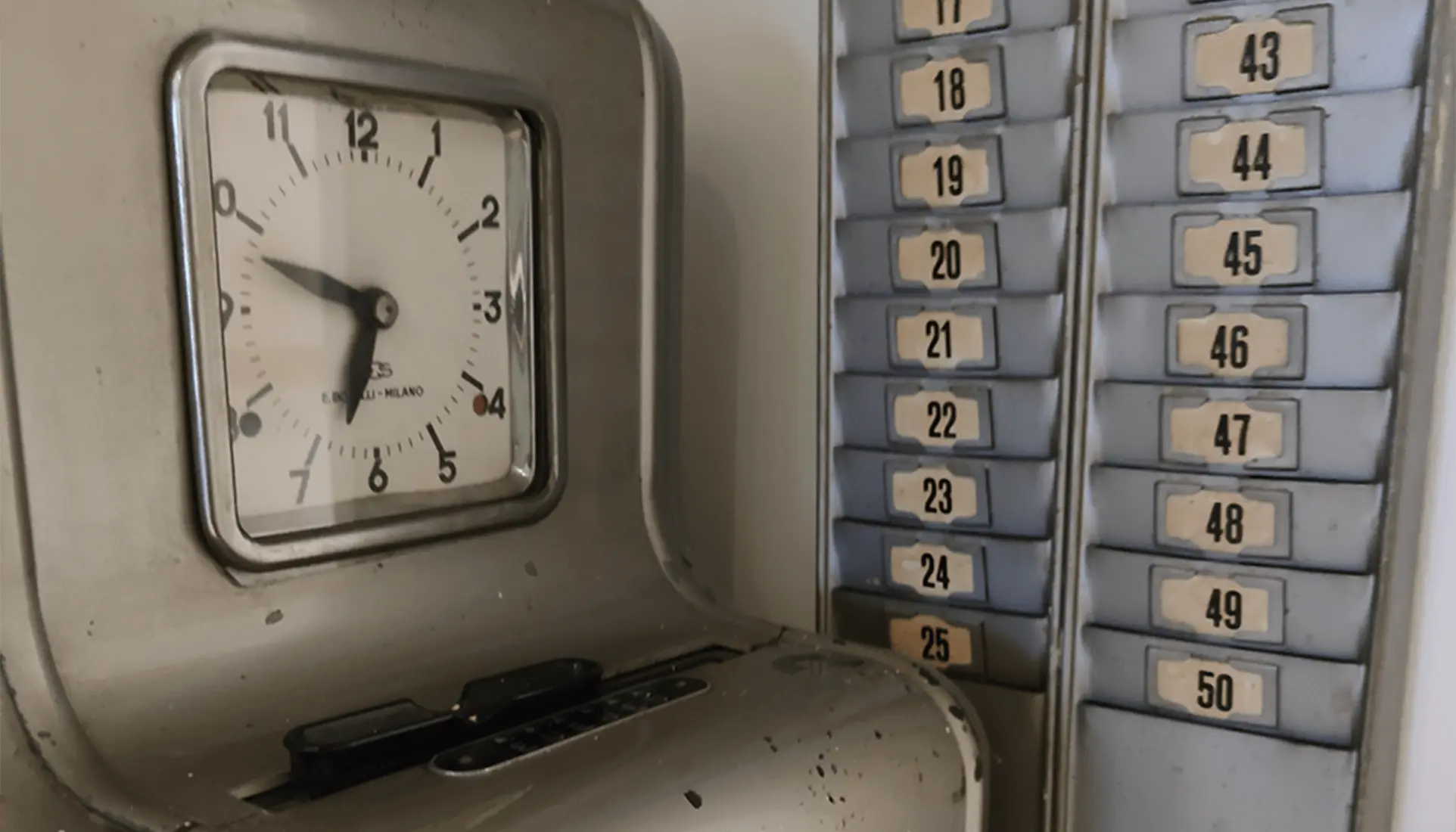 Senovinis darbo laiko registravimo aparatas skirtas įspausti darbo laiko į darbo laiko korteles