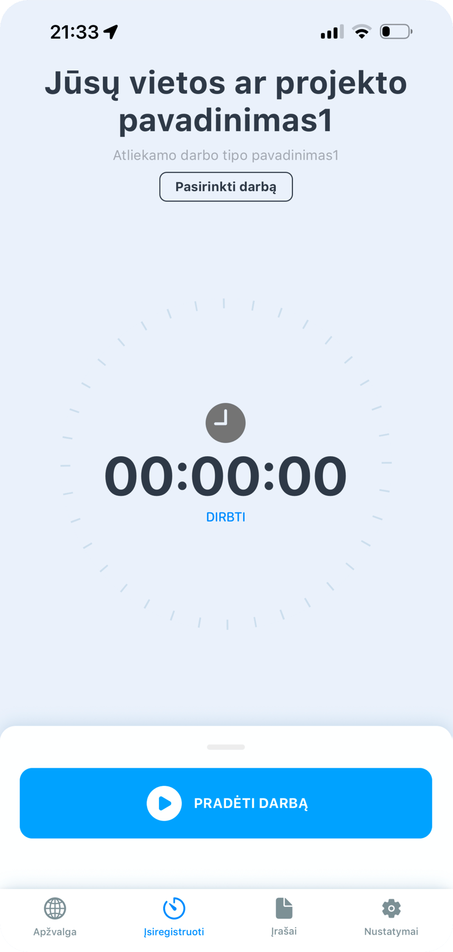 Darbuotojas registruoja darbo laiką mobiliojoje aplikacijoje